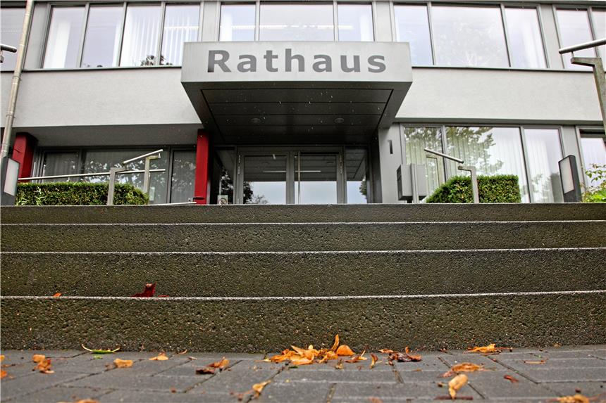 Suche nach Amtsleitern läuft nun auch extern Karrierestufen: Zwei wichtige Positionen sind im Südlohner Rathaus neu zu besetzen. Wer die Leitung der Bereiche Ordnung und Sicherheit sowie Finanzen und Liegenschaft übernimmt, entscheidet sich nach externer Ausschreibung.