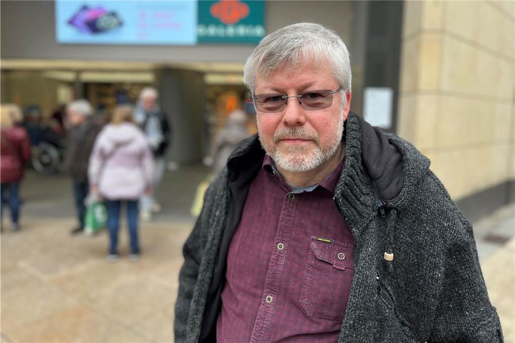 160 Karstadt-Mitarbeiter gekündigt: „Ich habe die Tränen unterdrückt“ Karstadt-Kunde Ulrich Flaß vor dem Haus am Westenhellweg