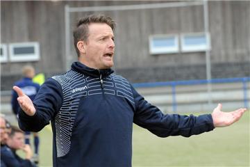 Karsten Quante, Fußball-Trainer der Spvg Schwerin, beschwerte sich, weil ein Freistoß von einem Wackeraner um einige Meter vom Tatort entfernt ausgeführt wurde. Der Schiedsrichter antwortete nur ganz locker: "Das ist erlaubt, wie in Leverkusen." - und Quante musste lachen.