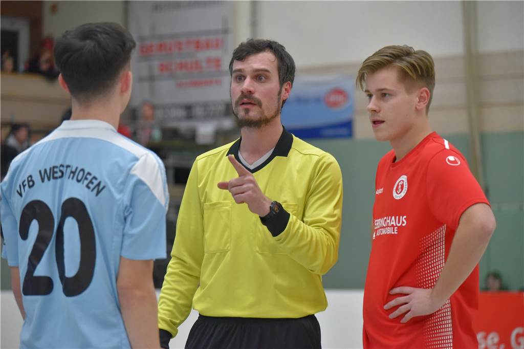 „Alles irgendwie surreal“ - drei Schiedsrichter in der Corona-Pause Karsten Schebesta, hier bei der Hallen-Stadtmeisterschaft der A-Junioren, pfeift seit fast 20 Jahren für den SC Hennen.
