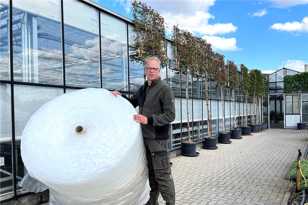 Energiekrise: Gärtnerei Schwalvenberg verpackt Gewächshaus in Luftpolsterfolie Karsten Schwalvenberg hat eine Rolle mit Luftpolsterfolie ausgepackt. Damit wird das Gewächshaus ummantelt.