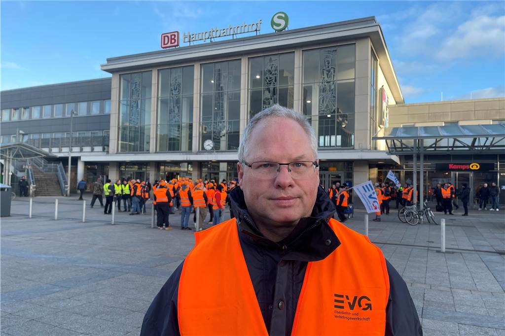 Dortmund erlebt größten Warnstreik seit langer Zeit Karsten Ulrichs in einer orangefarbenen EVG-Weste vor dem Dortmunder Hauptbahnhof.