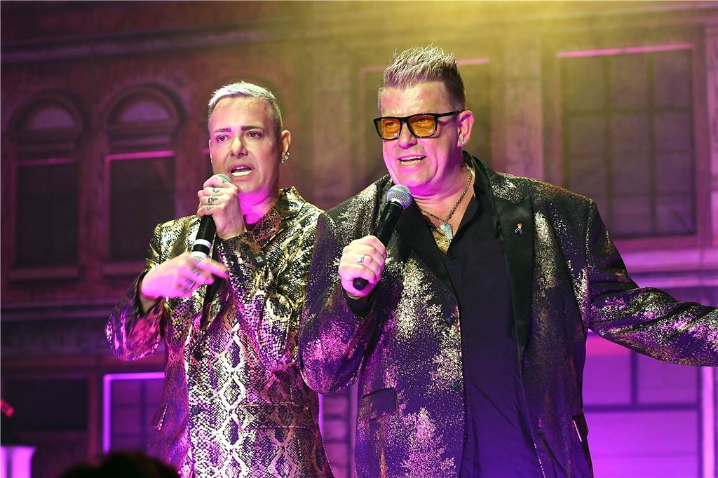 22. Tanz unterm Regenbogen: So bunt war Deutschlands größte Aids-Gala Karsten und Jörg Schlösser singen "Alle feiern heute Nacht" auf der Bühne in der Europahalle.