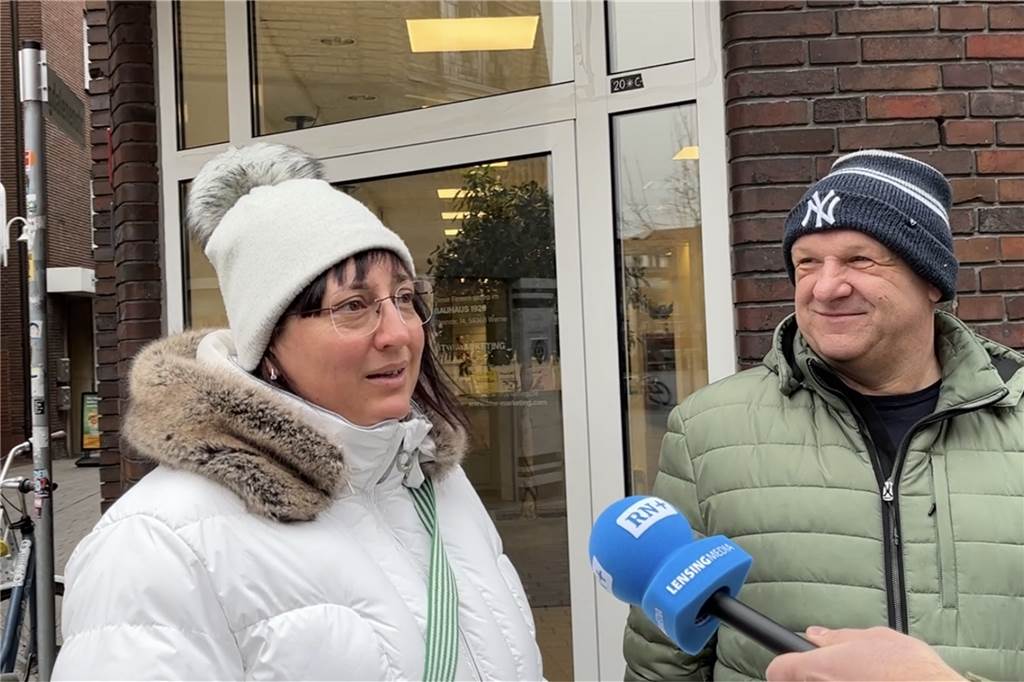 Werner zum Ende der Isolationspflicht: „Wer krank ist, gehört ins Bett“ Karsten und Valentina Borrmann beim Interview.