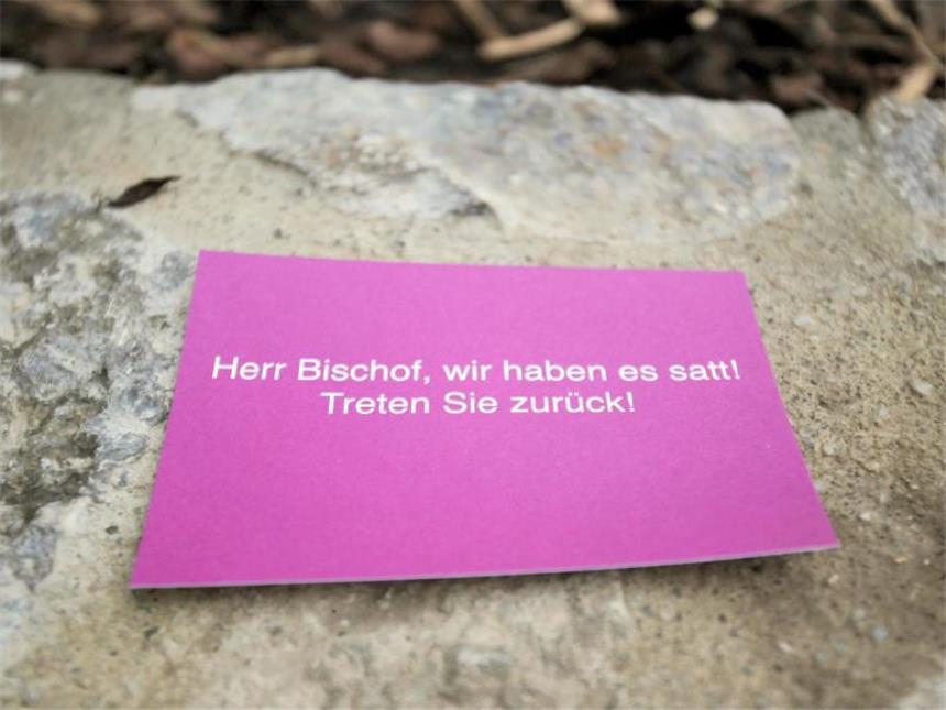 Tebartz-van Elst räumt Fehler ein Karte mit der Aufschrift «Herr Bischof, wir haben es satt! Treten Sie zurück!» vor der alten Vikarie gegenüber dem Limburger Dom. Foto: Fredrik von Erichsen