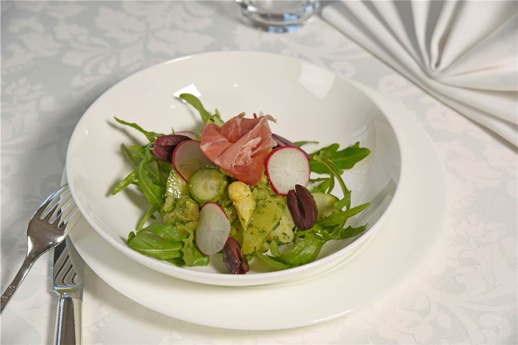 Spargel-Rezepte: Dortmunder Spitzenkoch präsentiert drei besondere Ideen Kartoffel Spargelsalat mit Rucolapesto