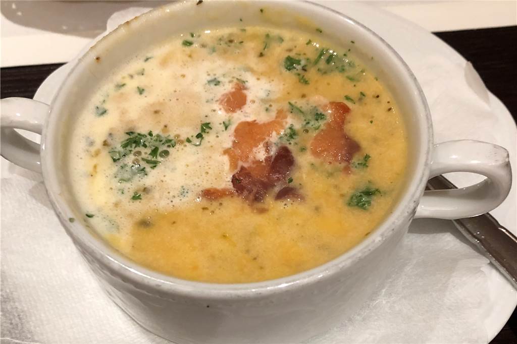 Kartoffelsuppe mit Räucherlachsstreifen