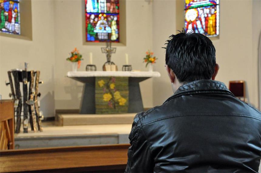 Kasims großer Wunsch nach einer eigenen Bleibe Kasim ist Christ. Der 23-jährige Pakistaner besucht jeden Sonntag den Gottesdienst in der Martin-Luther-Kirche. Er ist froh, dass er in der evangelischen Gemeinde in Werne einen Platz gefunden hat. Weil er in seiner Heimat verfolgt wurde, ist Kasim immer noch vorsichtig: Er möchte auf den Fotos unerkannt bleiben.