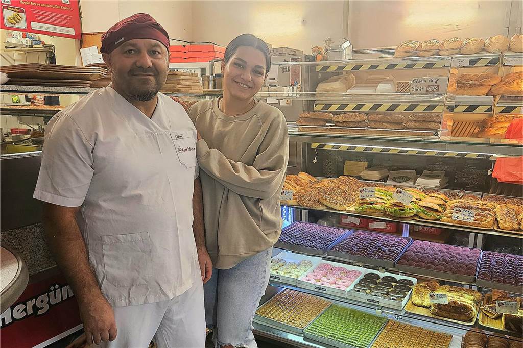 Kasim und Dilan Özdemir vor der Verkaufstheke der Bäckerei Kaan Pide.