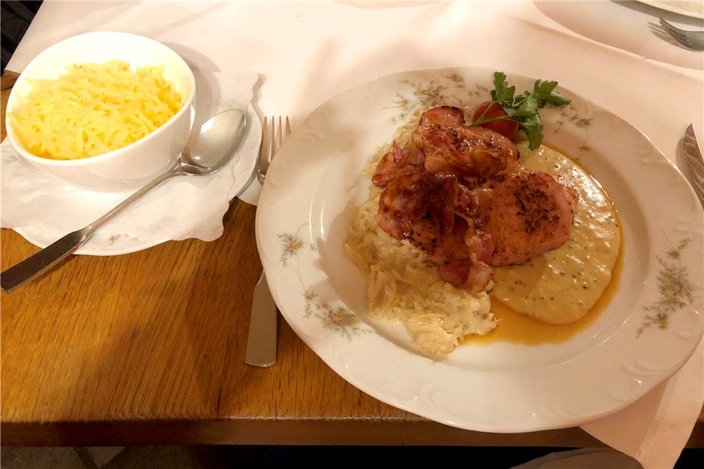 Es schmeckt einfach noch mal so gut in einem mittelalterlichen Gewölbekeller Kasslersteak mit Senfsauce, Sauerkraut und Kartoffelschnee