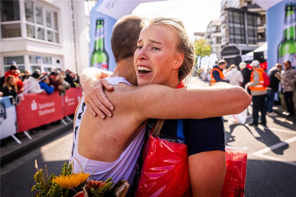 Favoriten gewinnen den Phoenix-Halbmarathon: Ein Dortmunder ist als Erster im Ziel Katarina Krüger war die schnellste Frau.