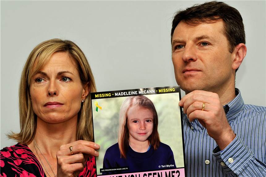 Wie die Lektionen aus dem Fall Maddie McCann Leben retten Kate und Gerry McCann, Eltern der im Jahr 2007 verschwundenen Britin Madeleine «Maddie» McCann, halten bei einem Such-Aufruf das Foto ihrer Tochter.
