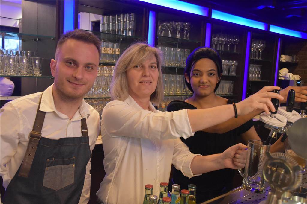 Bald wieder höhere Mehrwertsteuer für Gastronomen? „Dann kommt keiner mehr“ Katerina Kontou (M.) mit ihrem Sohn Teo Rozis (l.) und Jathurshaa Puvanendra (r.). Sie betreibt das Restaurant Olympia in Selm.