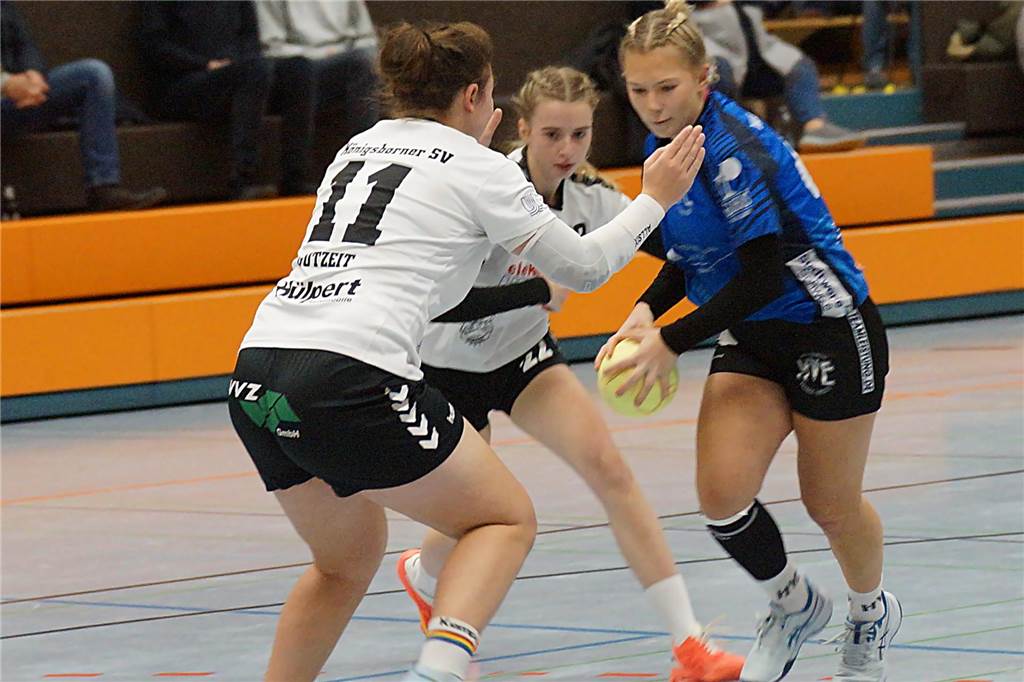 Wankt das Konstrukt? Im Gegenteil!: HSG Schwerte/Westhofen präsentiert drei Neuzugänge Katharina Batschurin (re.) spielt derzeit noch für den HSG-Lokalrivalen HVE Villigst-Ergste.