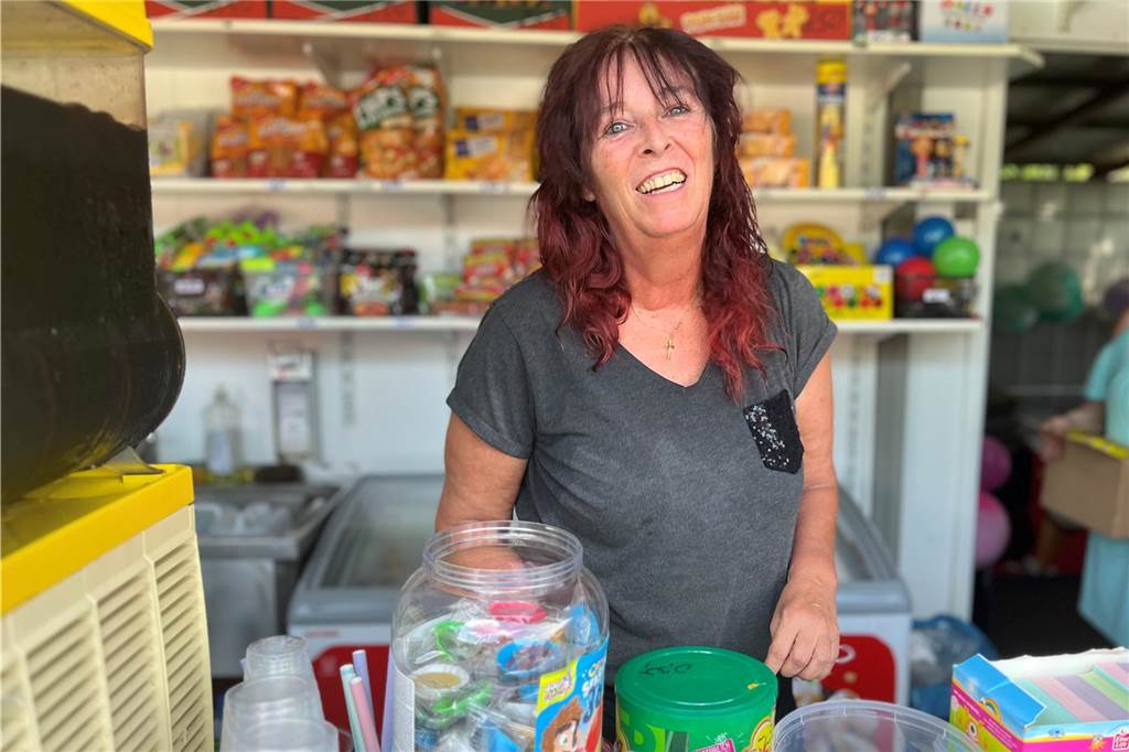 Bei der Arbeit oder im Parkbad: So verbrachten die Castrop-Rauxeler den Hitzetag Katharina Borst hat trotz der Hitze gute Laune bei ihrer Arbeit im Imbiss in Parkbad Nord.