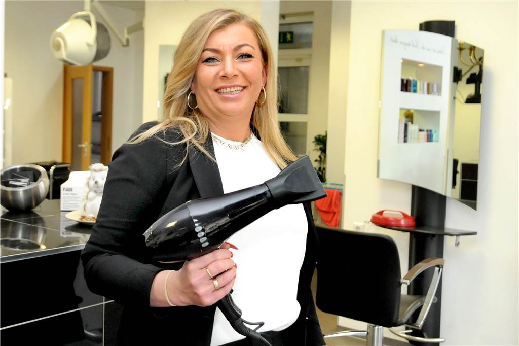Waschen, schneiden, färben: Wird der Friseurbesuch in Schwerte teurer? Katharina Eberling von „Katrins Haarstudio“ an der Reichshofstraße sagt: „Nach zwei Jahren Pandemie geht es für viele Betriebe ums Überleben.“