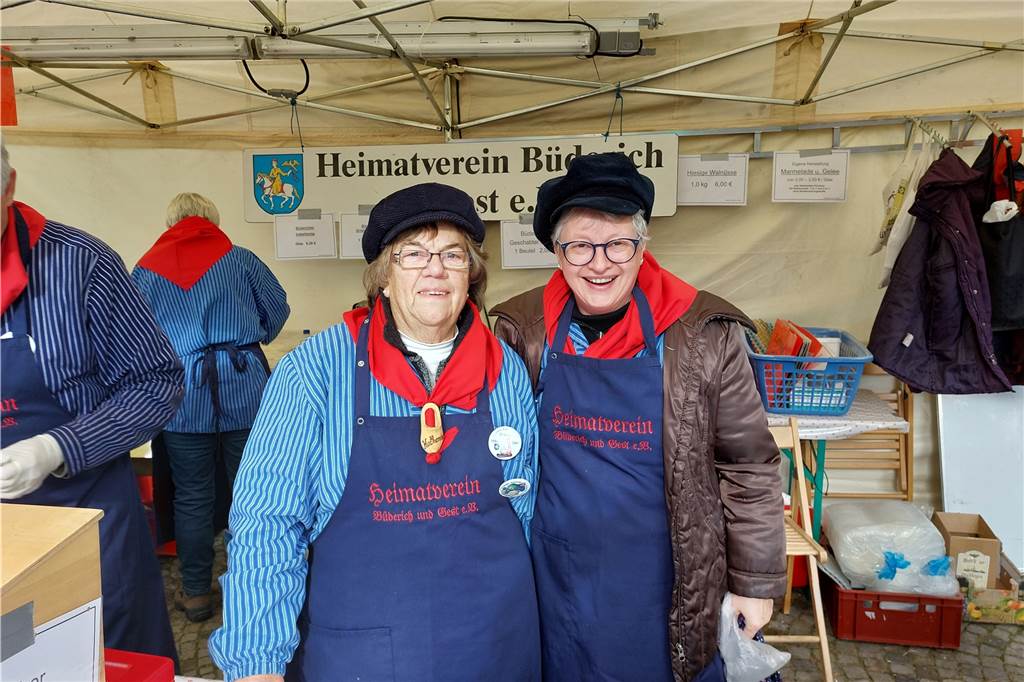 Zwei Frauen stehen hinter der Verkaufstheke eines Standes auf dem Raesfelder Kappesmarkt.