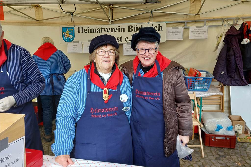 Endlich wieder voller Kappesmarkt in Raesfeld: Gelebte Tradition Katharina Kemming und Cornelia Wefelnberg strahlen um die Wette.
