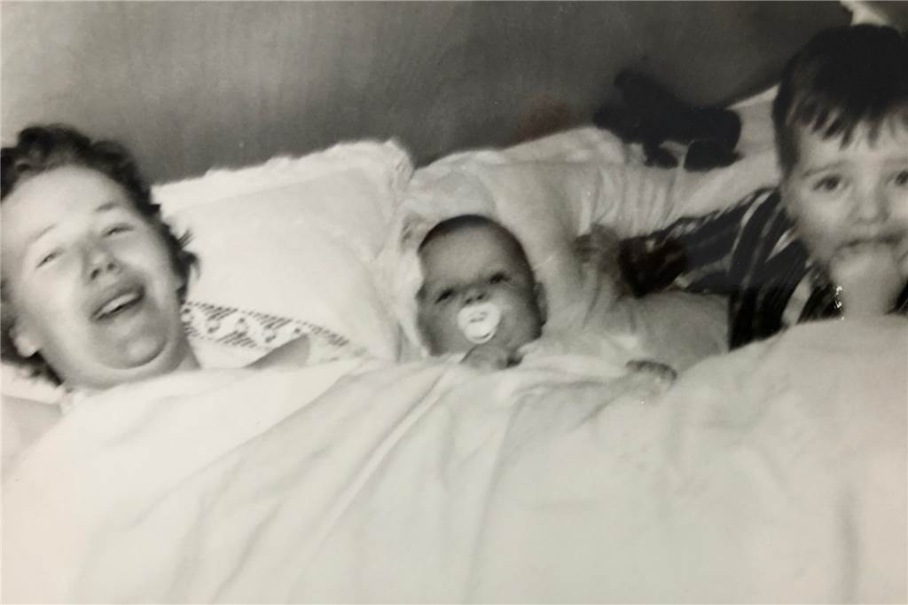 Am Michaelisstift in Lembeck wird der Krankenhausflügel abgerissen Katharina Leistner mit ihren Söhnen Thomas (r.) und Andreas. Der Erstgeborene kam 1963 im Michaelisstift zur Welt, das zweite Kind im Dorstener St.-Elisabeth-Krankenhaus.