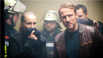 Katharina Lorenz (Petra Schmidt-Schaller) und Thorsten Falke (Wotan Wilke Möhring) betreten die Zelle des Verstorbenen - eine Szene der NDR-Tatort.