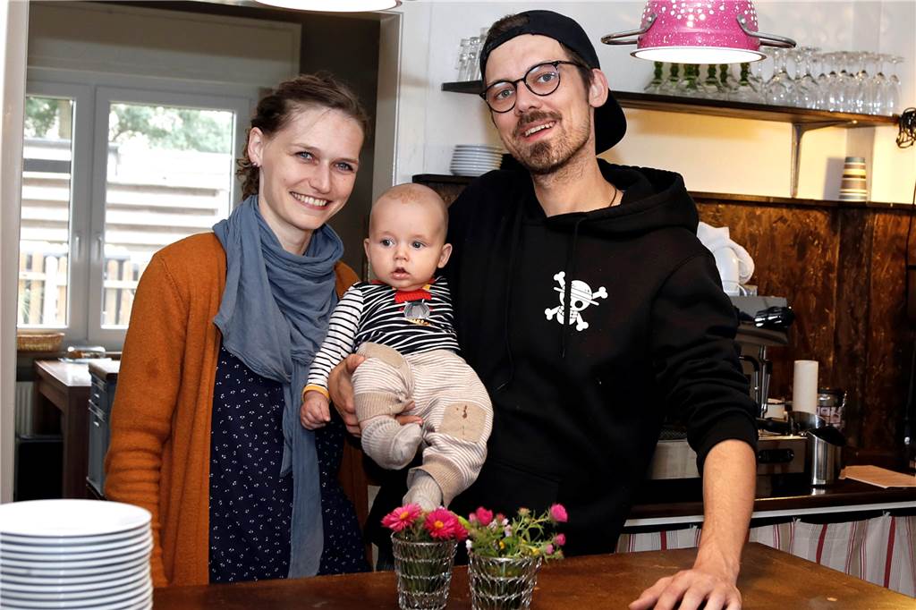 Monroes Gute Küche bietet vorübergehend kein Tagesgeschäft mehr an Katharina Potratz und Nick Kutzinski (mit Titus Noah Kutzinski) übernahmen das Café Artempause vor einem Jahr.