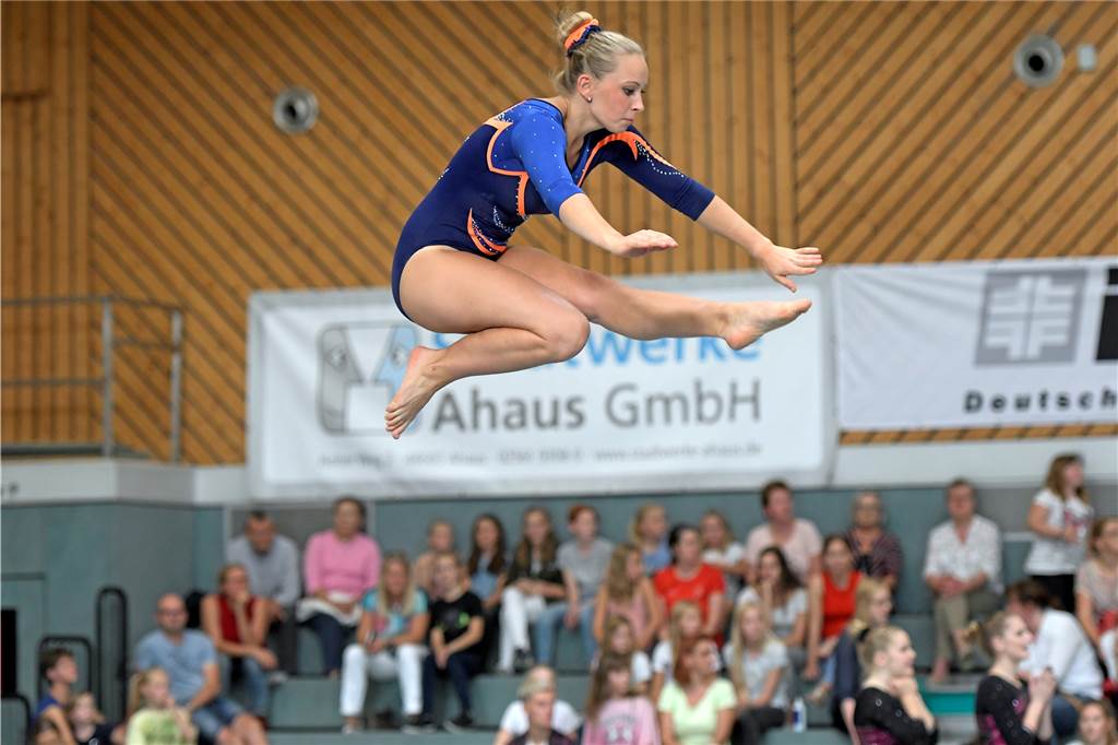 Die Schalks - Familienleben im Leistungsturnen Katharina Schalk springt auf dem Balken.
