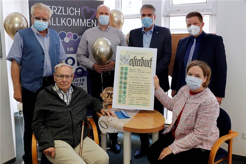 80 Jahre an der Werkbank: Theodor Hüls erhält Diamantenen Meisterbrief Katharina Semmler von der Handwerkskammer Münster überreichte den Diamantenen Meisterbtrief an Theodor Hüls (vorn).