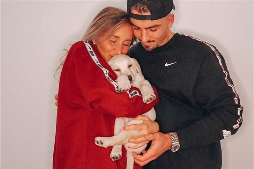 Katharina Wagener und ihr Verlobter Kevin Yanik haben einen Labrador-Welpen adoptiert.