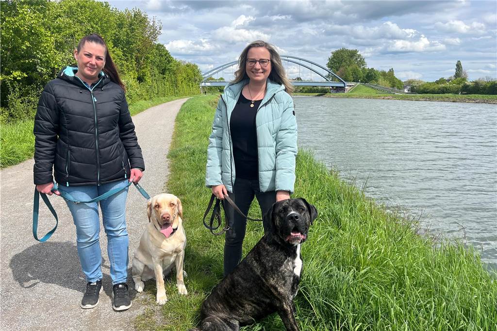 Bergkamenerin will ihren Hund retten: „Ich dachte, der bringt mich um“ Katharina Woisczyk-Sieloff und ihre Freundin Jessica Peters gehen mit den Hunden regelmäßig am Kanal entlang. Beim Spaziergang am Donnerstag (25.4.) geschah ein schlimmer Unfall.