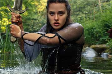 Katherine Langford muss sich als Nimue im Netflix-Hit „Cursed“ ihrer Haut erwehren.