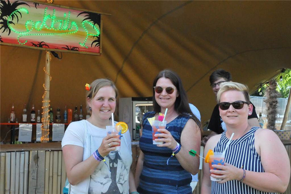 Sperenzken Open-Air: Sommer, Sonne, Stimmung und starke Musik (mit Video) Kathi Schmelting, Andrea Laing und Birgit Öllerich finden an der Cocktailbar Erfrischung durch leckere Getränke.