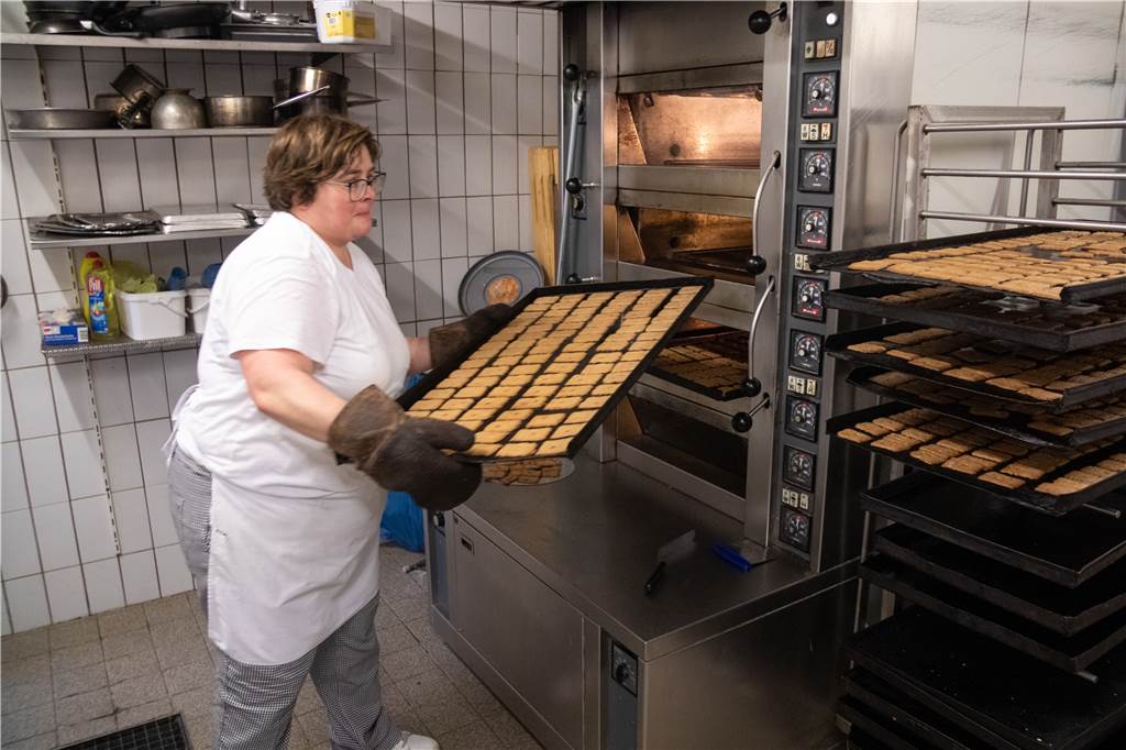 Spekulatius bei Rave: Echte Handarbeit mit 100 Jahre alten Familienrezept (mit Video) Kathrin Behrendsen holt die fertigen Spekulatius aus dem Ofen.