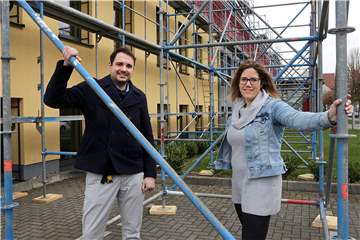 Kathrin Ollas, Dependance-Leiterin am Hans-Böckler-Berufskolleg in Haltern, und Baukoordinator  Rafael Kocjan, technischer Koordinator beim Kreis Recklinghausen im Gerüst für den Aufbau der Photovoltaik-Anlage.