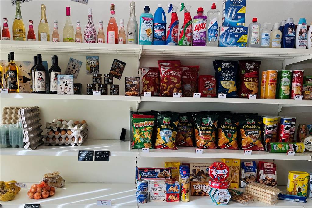 Kathrin Räder hat das "typische Kiosk-Sortiment" im Angebot.