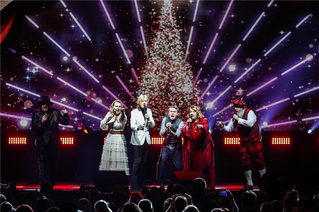 Aids-Gala „Tanz unterm Regenbogen“ mit Gospel-Chor und Ballermann-Stars Kathy Kelly (2.v.r.) als Teil einer „Mega Christmas Show“ im Winter 2022 mit Familienmitgliedern der Kelly-Family in der Westfalenhalle. In Castrop-Rauxel tritt sie solo auf.