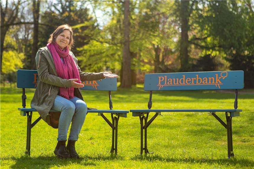 Nur keine Hemmungen: Plauderbank soll die Zunge lockern Kati Larrá lädt auf die Plauderbänke der Arbeiterwohlfahrt.