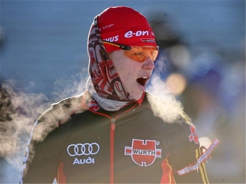 Biathleten mit hohen Zielen in Oberhof Kati Wilhelm dampft beim Training in der kalten Luft.