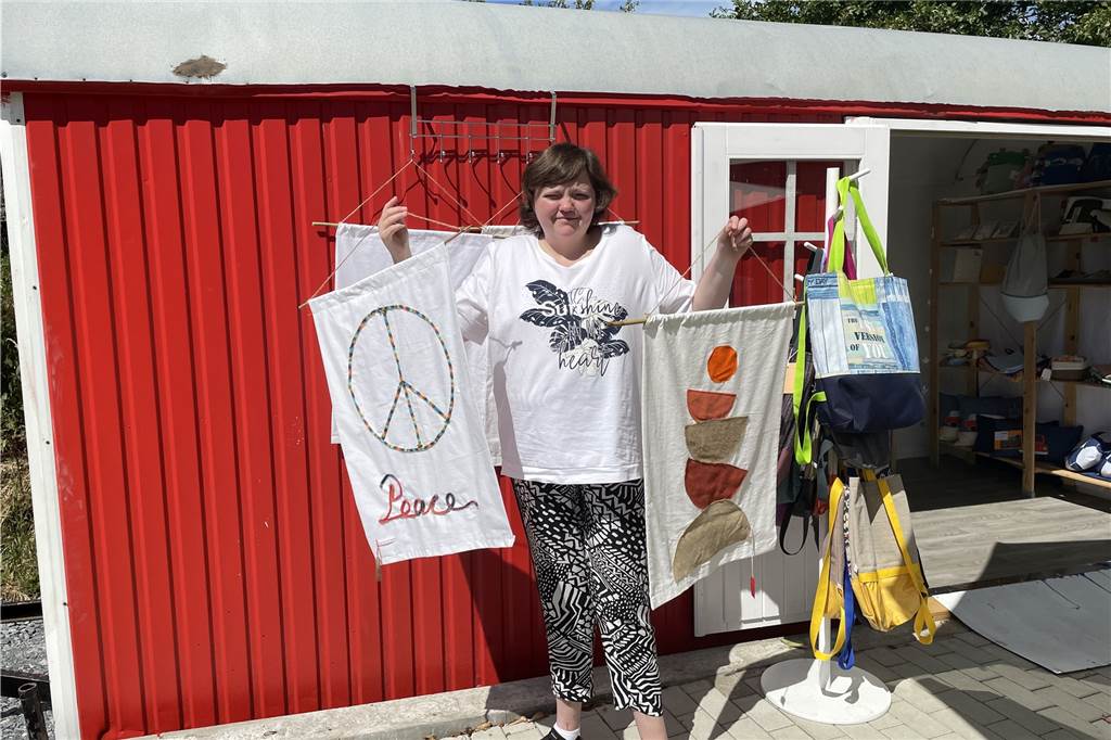 Großes Shopping-Vergnügen in Dortmund: Mini-Markt auf Gut Königsmühle Katja Dvoretska (31) präsentiert die Wandbehänge der Distelwiese.