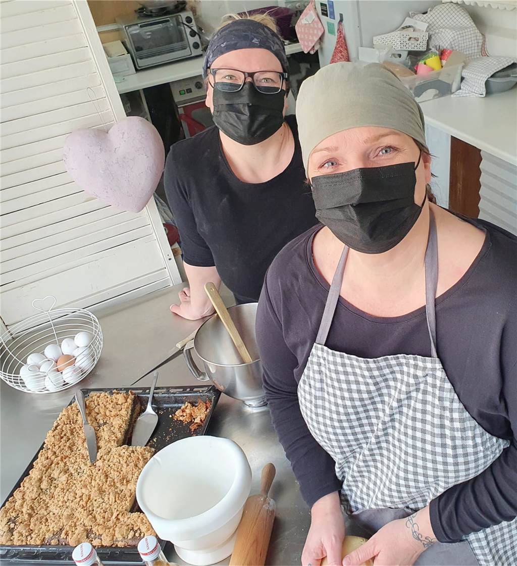 Beliebtes Café stand vor dem Corona-Aus – Jetzt rettet Umzug den Betrieb Katja Groppe und Mitarbeiterin Sarah Petermann bei der Arbeit in der Küche des Cafés.