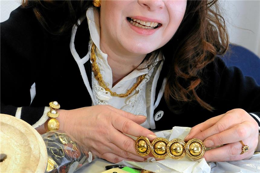 Erfindung
gegen Chaos Katja Hardenfels macht nicht nur Schmuck aus Knöpfen.schmitz (A)