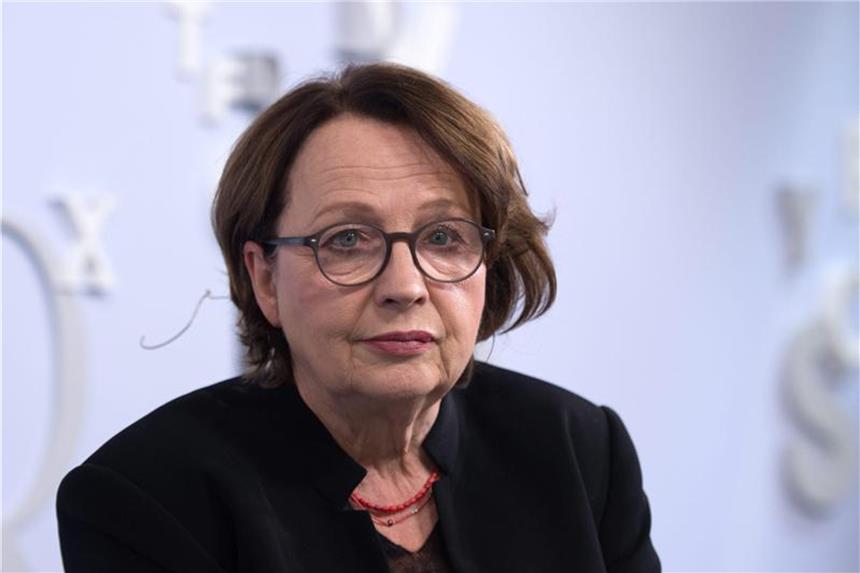 Eingedampft: Katja Lange-Müllers Brühwürfel Katja Lange-Müller und „Das Problem als Katalysator““. Foto: Arno Burgi