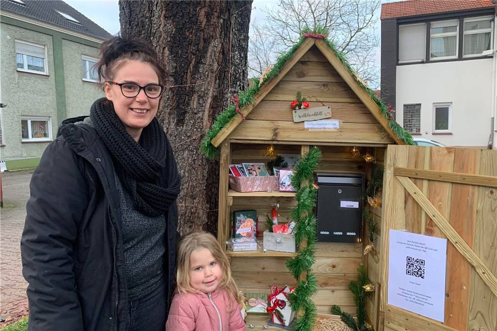 Katja Oettel und ihre kleine Tochter hoffen, dass dem Schrank vor der Haustür nichts passiert.