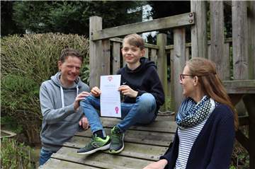 Katja (rechts) und Ralf Meier (links) sind stolz auf ihren Sohn Ben, weil er alle Corona-Regeln akzeptiert, "obwohl diese Zeit für Kinder besonders schwer ist", wie seine Mutter sagt.