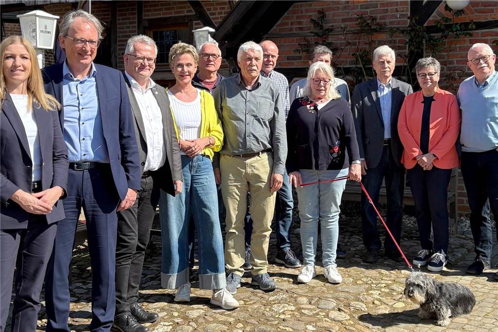 Bilder von Raesfelder Heimatfotografen werden nun digitalisiert Dem Heimatverein Raesfeld werden symbolisch die Förderbeiträge übergeben.