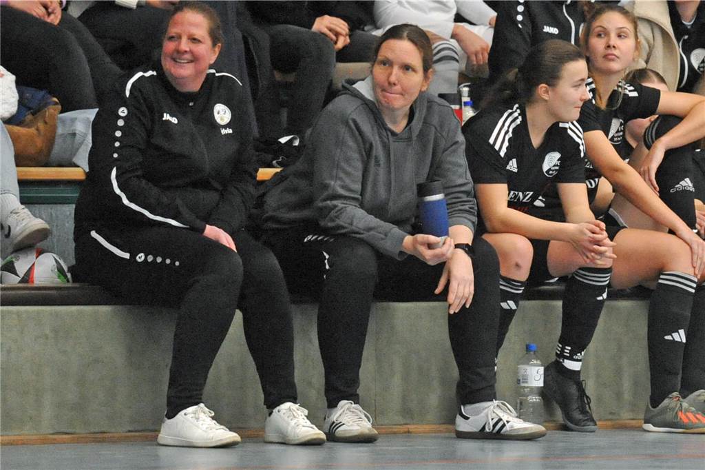 Warum geht nicht mehr im Frauenfußball? Katja Schulten-Jägering (M.), Trainerin des FC Oeding, am Rande der Hallenkreismeisterschaft im Frauenfußball