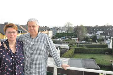 Katja und Bernd Seibert auf ihrem Balkon am Holzener Weg.