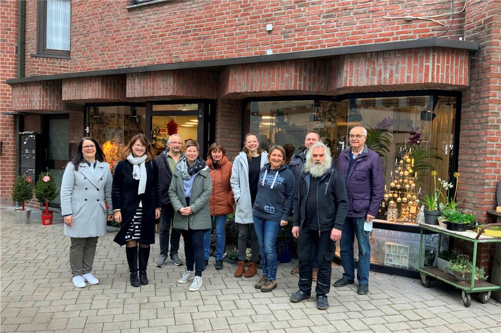 Tausendschön: „Ladenhüter“ stemmen sich gegen Leerstand in der Innenstadt Katrin Damme (l.) und Bürgermeisterin Karola Voß (2.v.l.) haben das Team von Tausendschön zur Eröffnung besucht. Elf "Ladenhüter" kümmern sich um den Betrieb in dem Geschäftslokal am Markt.
