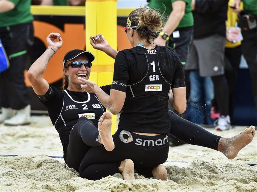 Beachvolleyballerinnen Holtwick/Semmler starten souverän Katrin Holtwick (r) und Ilka Semmler gewannen in Den Haag zum Auftakt. Foto: Peter Schneider