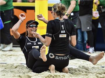 Katrin Holtwick (r) und Ilka Semmler gewannen in Den Haag zum Auftakt. Foto: Peter Schneider