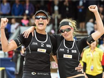 Katrin Holtwick (r) und Ilka Semmler stehen im Viertelfinale. Foto: Peter Schneider